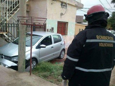 Autom�vil impact� contra la pared de una vivienda