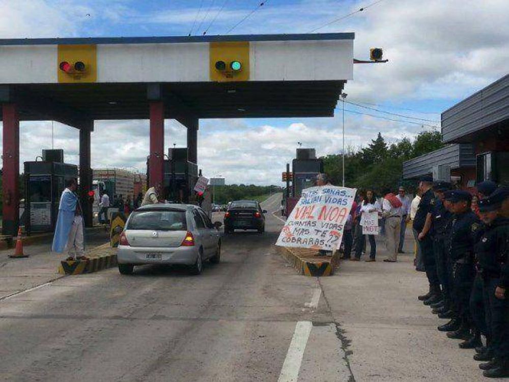 Usuarios obligaron a levantar barreras del peaje