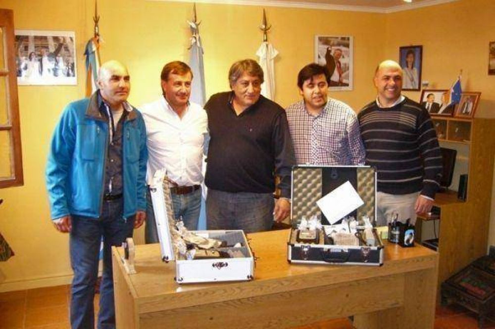 Catal�n Magni entreg� m�s insumos viales y estrellas amarillas 