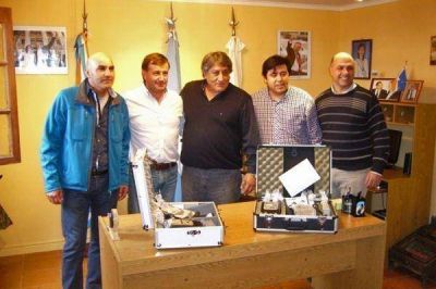 Catal�n Magni entreg� m�s insumos viales y estrellas amarillas 