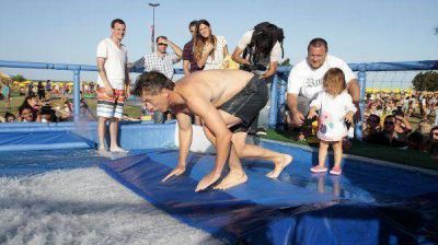 Se lanz� Macri: con un panzazo, inaugur� un tobog�n acu�tico en N��ez