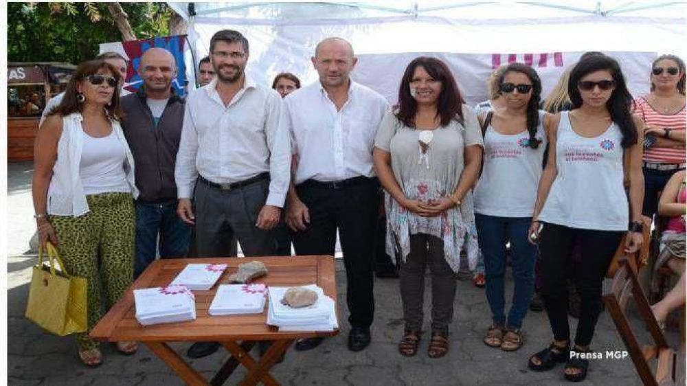 ��l levanta la mano, vos levant�s el tel�fono�