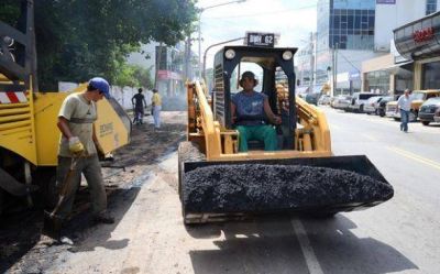 Realizan mejoras en las banquinas sobre la Ruta 8 en el centro de Pilar