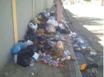 Los vecinos se quejan por la basura y el mal olor