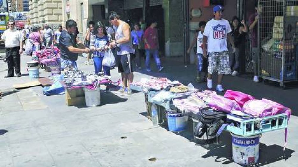 Tras el desalojo, los manteros vuelven a ocupar las veredas
