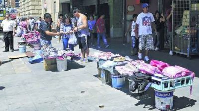 Tras el desalojo, los manteros vuelven a ocupar las veredas