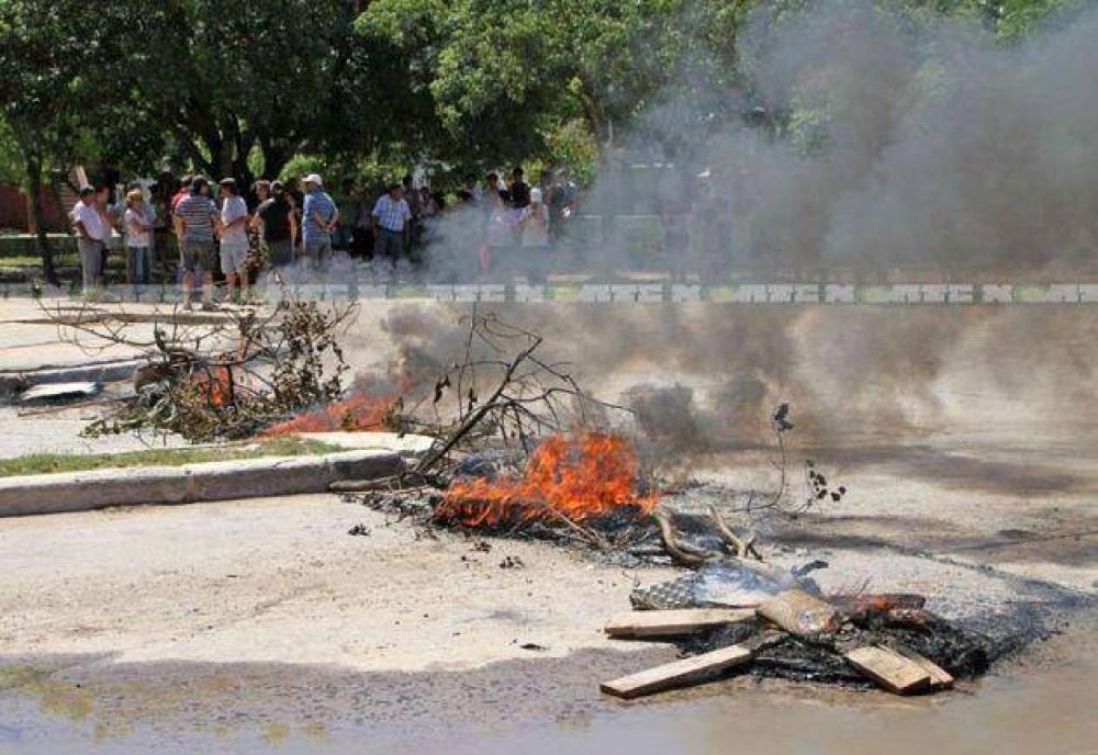 Por la muerte de una nena de 11 a�os, vecinos del barrio UPCP realizan una protesta contra Secheep