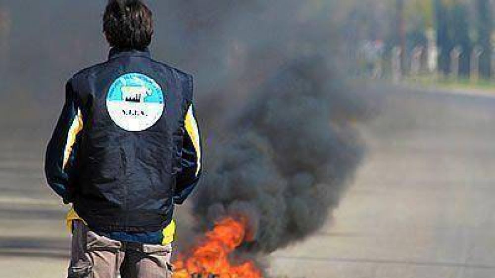Obreros de Alpesca rechazaron firmar la paz social a cambio de un subsidio 