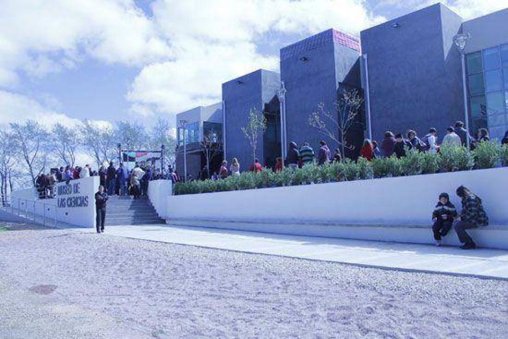 Talleres de arqueolog�a, cine infantil y visitas guiadas en el Museo de las Ciencias y �La M�xima�