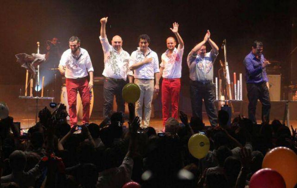 Cr�ticas de Los Tekis a Cosqu�n por el horario de su show
