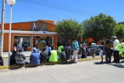 Desocupados de la UOCRA protestaron frente al municipio deseadense 