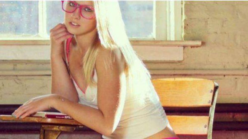 Una maestra de 23 a�os es suspendida por "sexy"