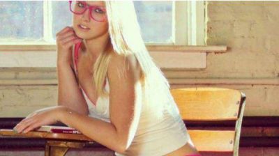 Una maestra de 23 a�os es suspendida por "sexy"