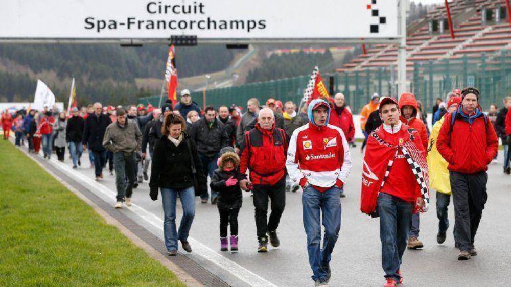 Una multitud march� en el circuito de Spa en apoyo a Schumacher