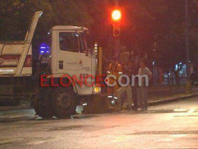 Otro m�s que choca la puntera: esta vez fue un cami�n municipal 