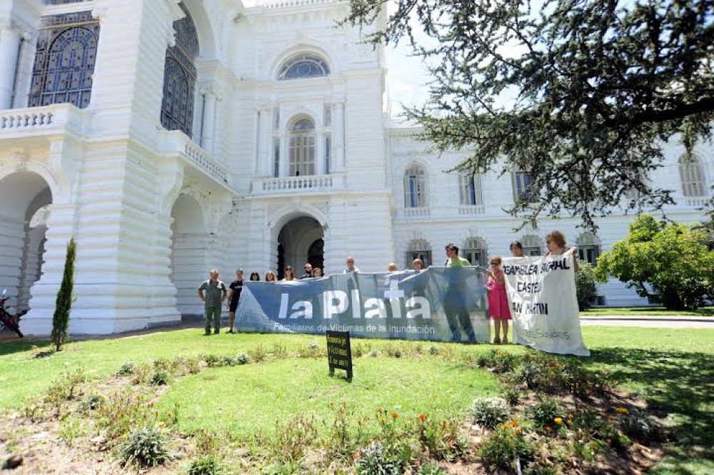 2A: familiares no se olvidan de Bruera y presionan para que elimine aumento de tasas