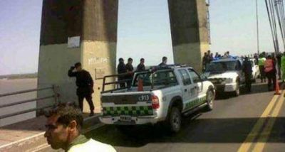 Mujer intent� arrojarse del puente Belgrano