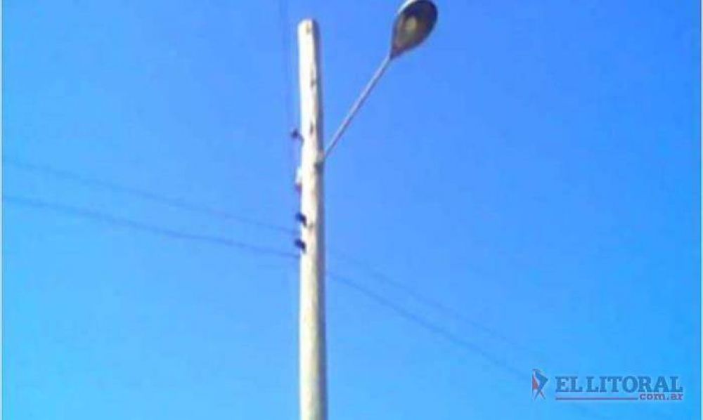 Un nene de 3 a�os muri� al electrocutarse con un poste de luz