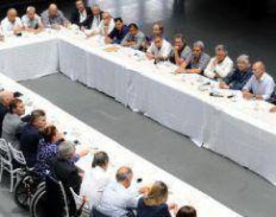 Macri, de cumbre con Moyano y Barrionuevo