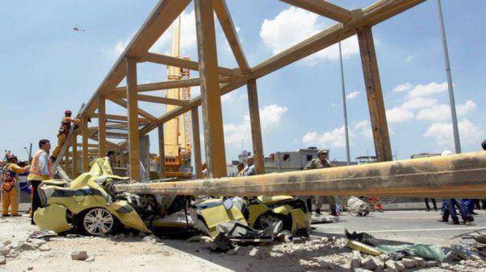Cami�n choc� contra un puente para peatones y la estructura cay� sobre autos