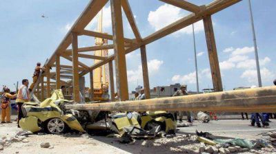 Cami�n choc� contra un puente para peatones y la estructura cay� sobre autos