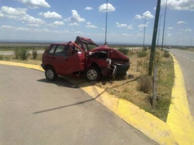 San Luis: una mujer impact� en su auto contra un poste de iluminaci�n 