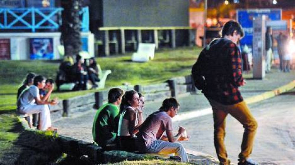 En Pinamar, la noche adolescente es en la calle y sin lmites de alcohol