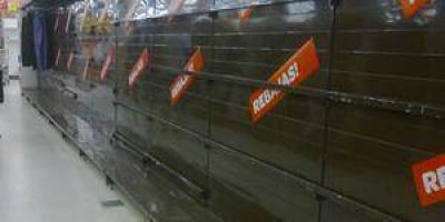 Carrefour sac� mercader�a de sus g�ndolas en Formosa