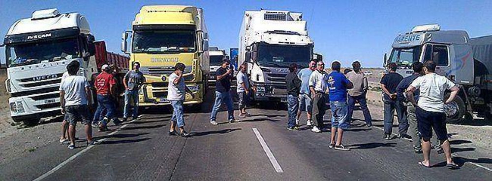Duro enfrentamiento entre trabajadores de Alpesca y camioneros en la Ruta N� 3 