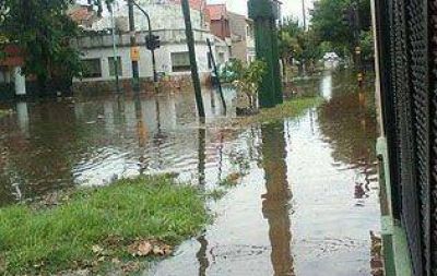Lluvia e inundaciones en distintos barrios de Lomas