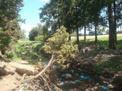 Vecinos de Villa El Monte reclamaron limpieza de zanjones
