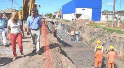 Avanza el pavimento de la avenida Urquiza