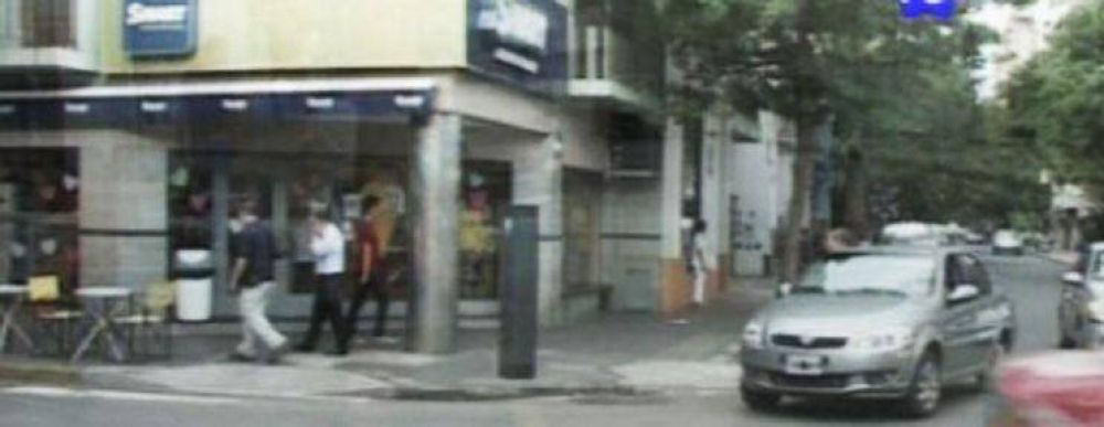 Motochorros balearon y robaron a un automovilista en el centro
