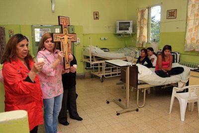 La cruz bendecida por el papa Francisco recorri� el hospital 