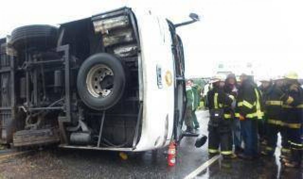 Volc� un micro en Ruta 9 altura San Pedro: Un muerto