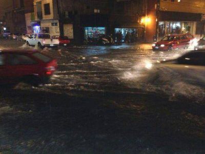 Se desbord� un canal y hay varias zonas inundadas por la intensa lluvia que cae en Salta
