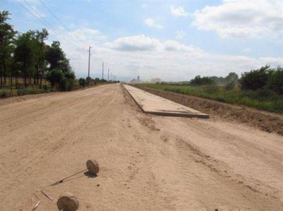 La Municipalidad construye el pavimento en las cuadras de acceso al Parque Industrial