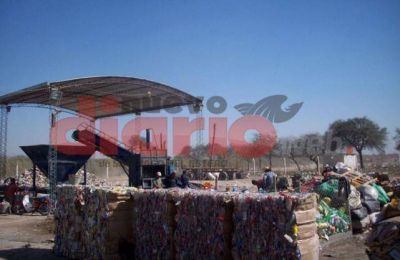 Una cooperativa recupera 180 mil botellas por mes