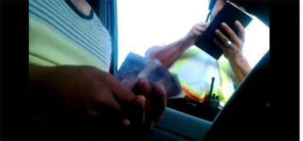 MODELO kk: Escrachan a inspector de Fabi�n R�os coimeando a turistas en Corrientes	