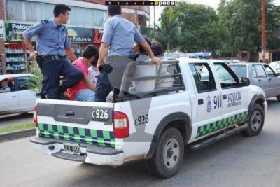 Polic�as heridos y apuntados con arma durante persecuciones