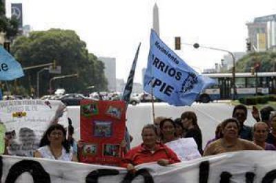 Movimientos sociales se movilizan para pedir aumentos "al ritmo de la inflaci�n"