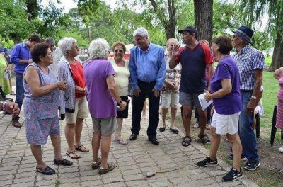 Andreotti visit� a los abuelos en su colonia y present� un nuevo quincho