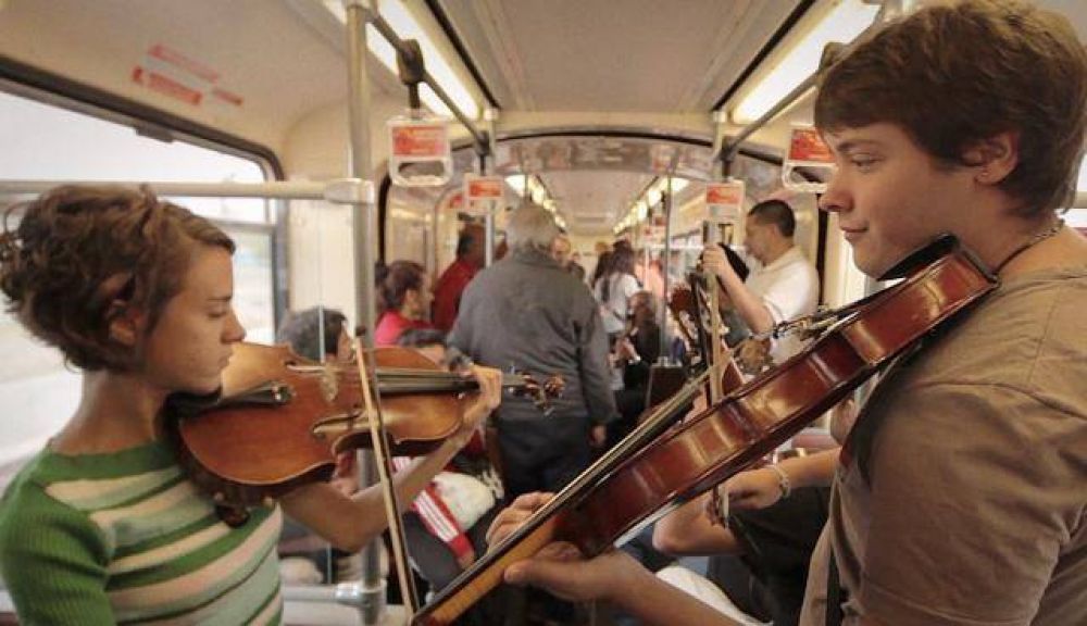Flashmob de cueca mendocina en el Metrotranv�a
