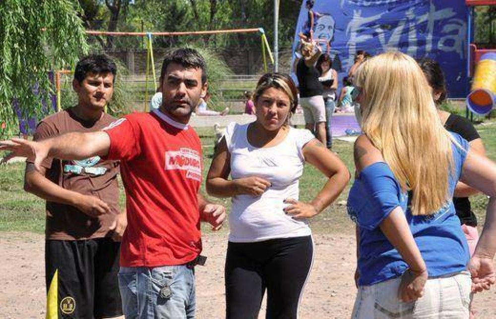 Federico Ugo junto a vecinos del barrio Basualdo Chico