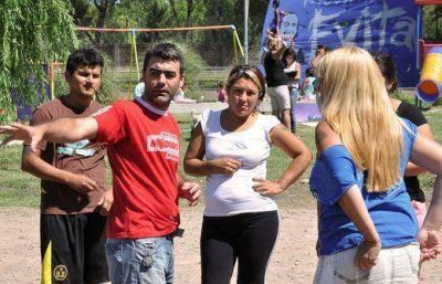 Federico Ugo junto a vecinos del barrio Basualdo Chico
