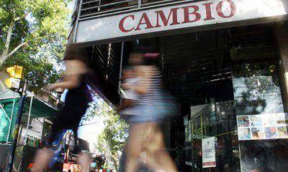 El d�lar blue lleg� a los $13 en Mendoza, el precio m�s alto desde los anuncios