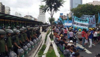 Gran despliegue de Gendarmer�a sobre la Avenida 9 de Julio
