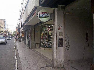 Delincuente asalt� una casa de deportes c�ntrica y gatill� en el lugar