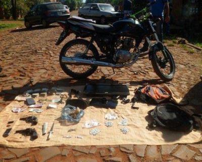 Dos hombres fueron detenidos por tenencia ilegal de armas y estupefacientes