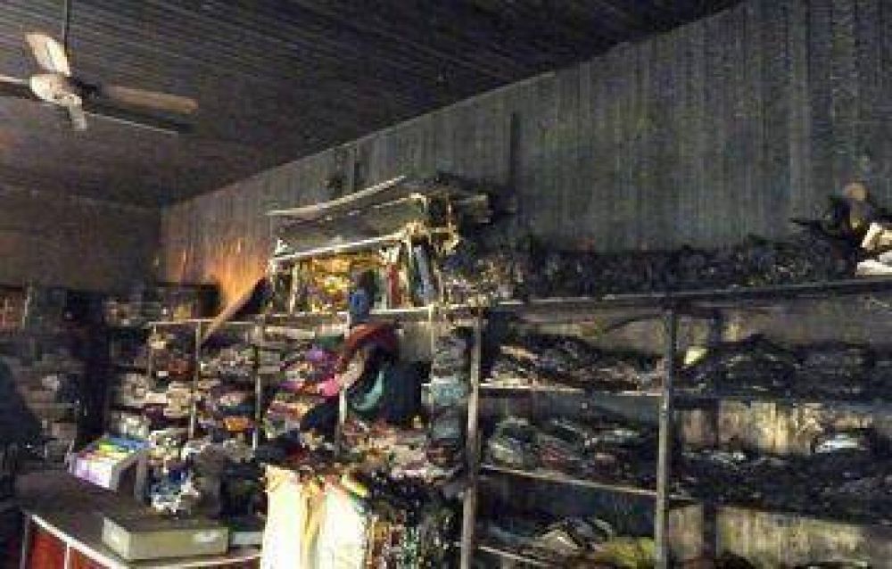 Robaron e incendiaron local comercial del intendente de Hermoso Campo